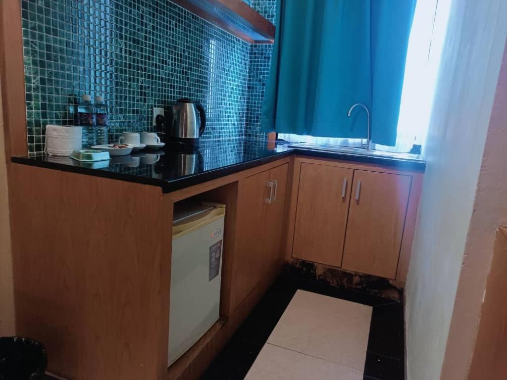 Fratini'S Hotel Labuan Kültér fotó
