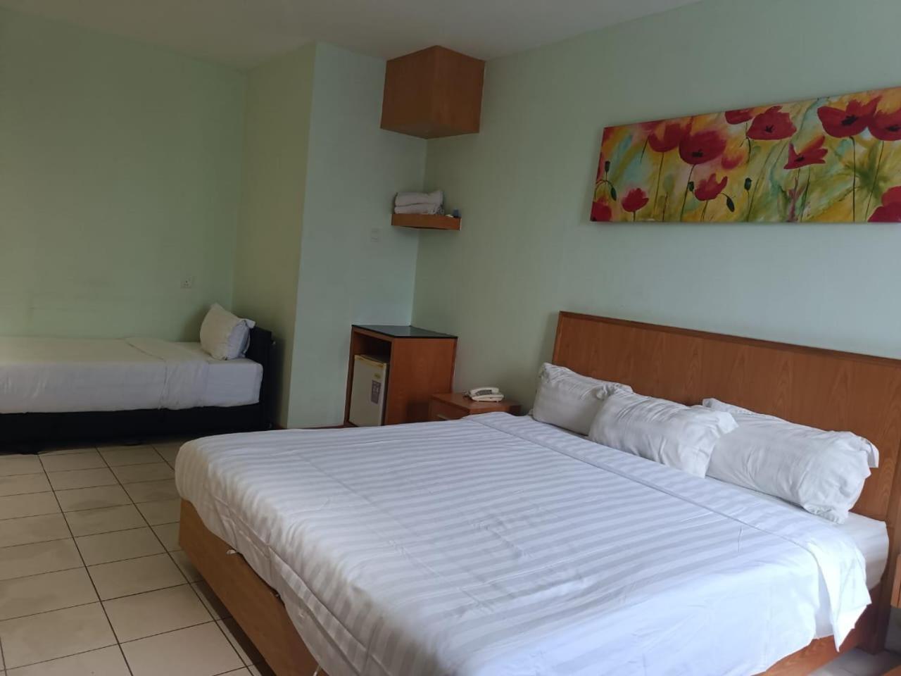 Fratini'S Hotel Labuan Kültér fotó