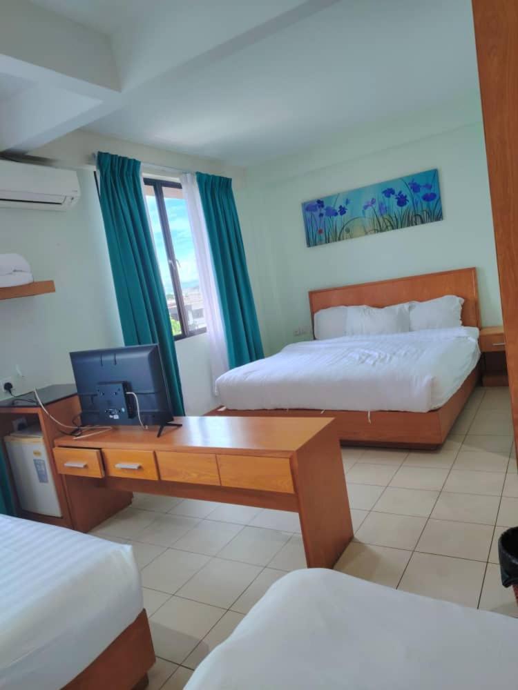 Fratini'S Hotel Labuan Kültér fotó